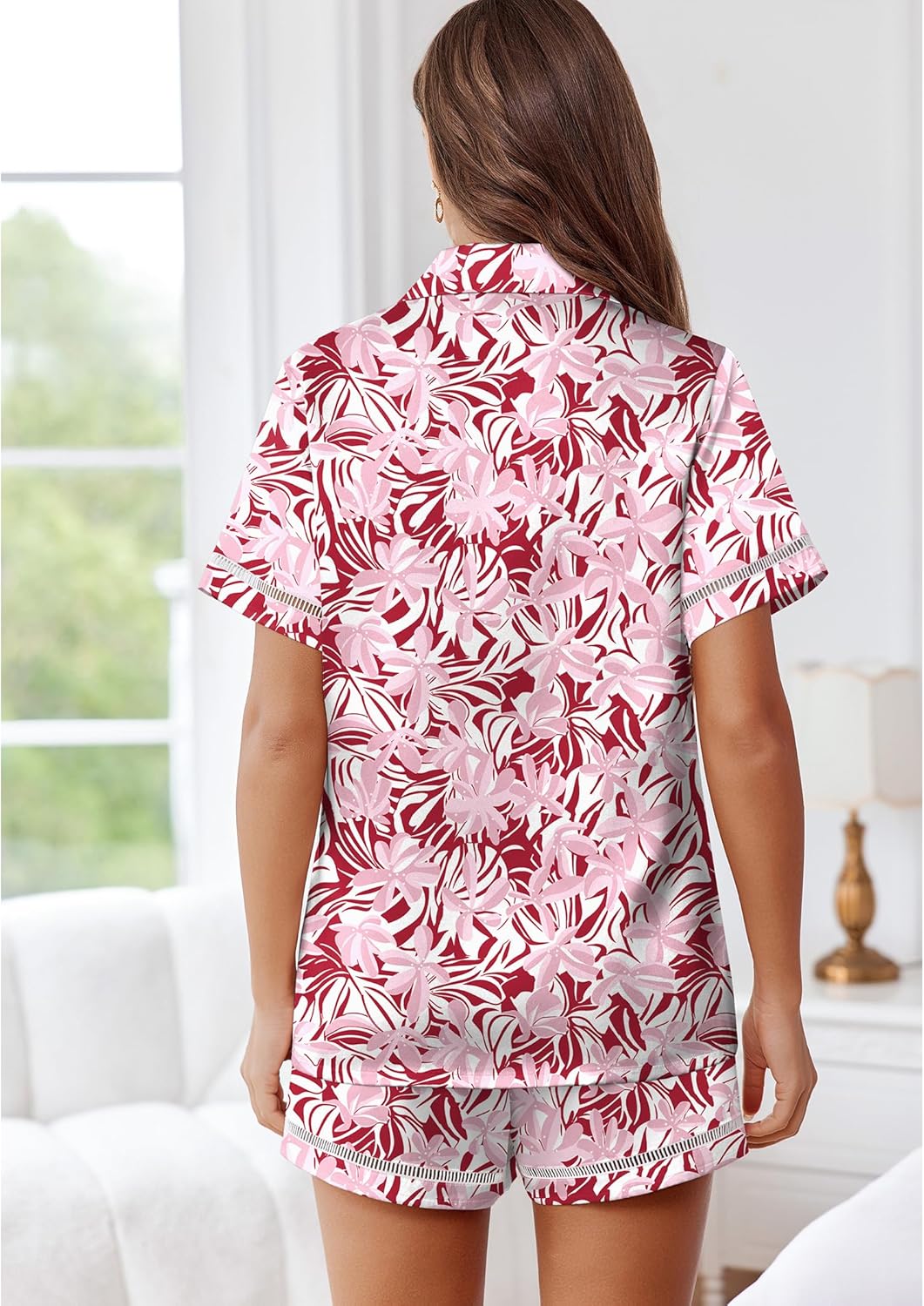 Rosa Satin-Pyjamaset mit Allover-Blumenmuster, Kurzarmhemd und passende Shorts