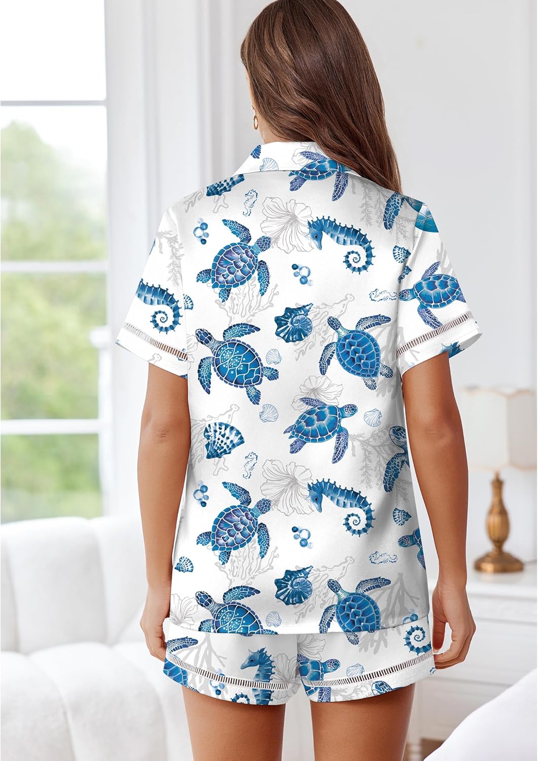 Rückansicht: Satin-Pyjama-Set mit weiß-blauem Schildkrötenprint, Knopfleiste, Shorts