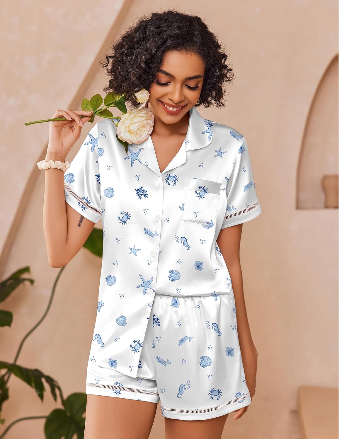 Weißes Satin-Pyjamaset: Kurzarmhemd mit Knöpfen und Shorts mit blauen Seetieren