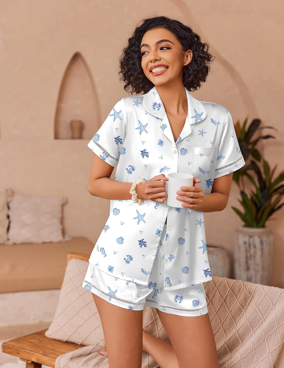 Weißes Satin-Pyjamaset mit blauen Meeresmotiven, Hemd mit Knopfleiste und Shorts