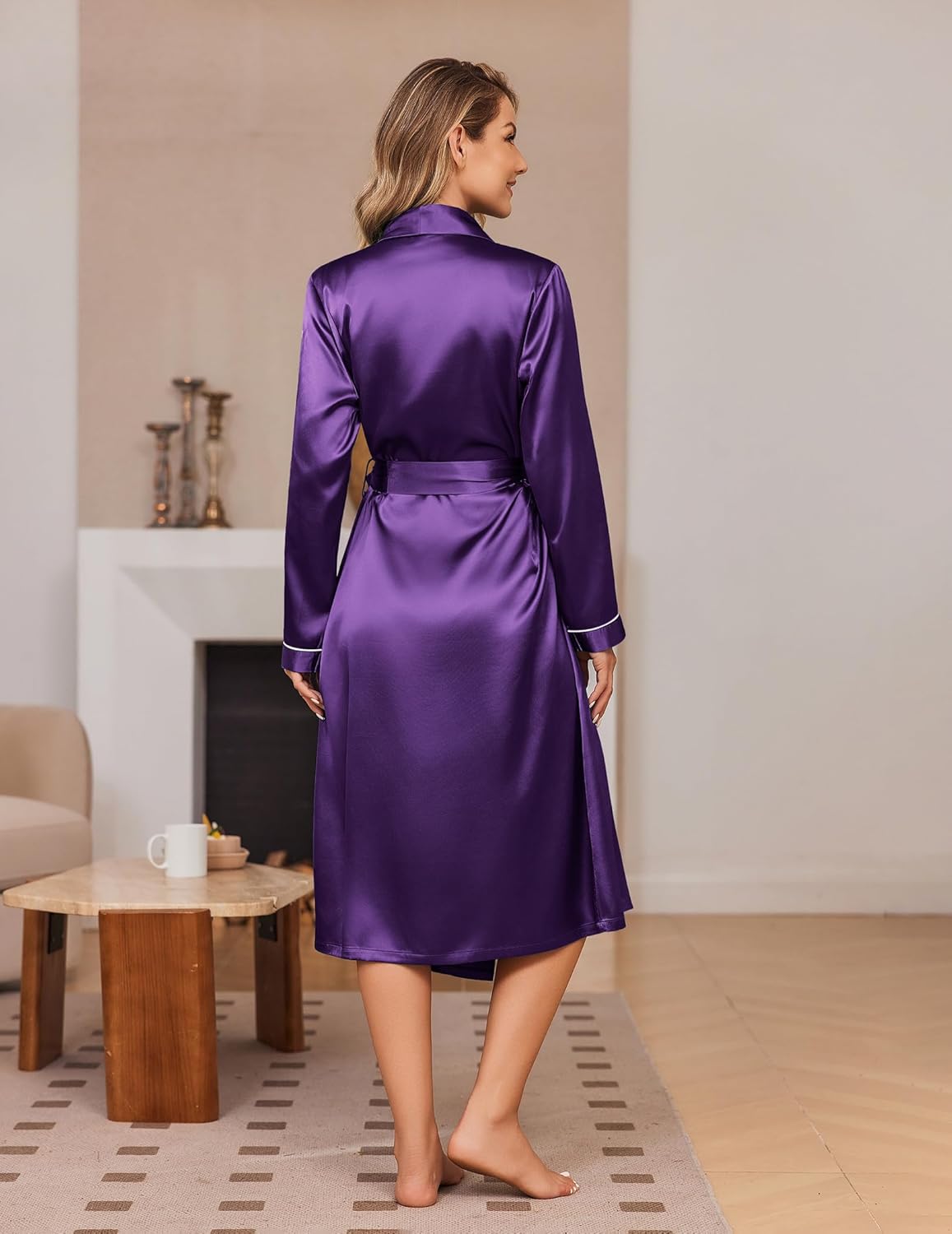 Lila Satin-Robe mit Shawl-Kragen, Taillengürtel und langen Ärmeln, lang