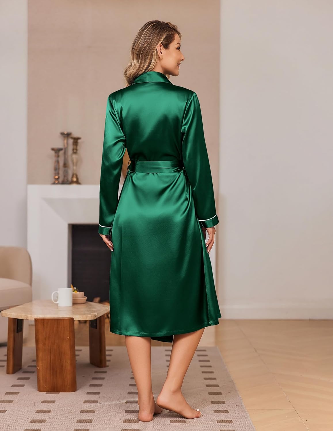 Grüne Satin-Robe, Rückansicht, Shawl-Kragen und Taillengürtel, lange Ärmel