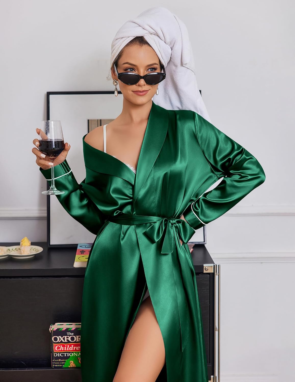 Grüne Satin-Robe mit Shawl-Kragen, Taillengürtel und langen Ärmeln, hoher Bein-Schlitz