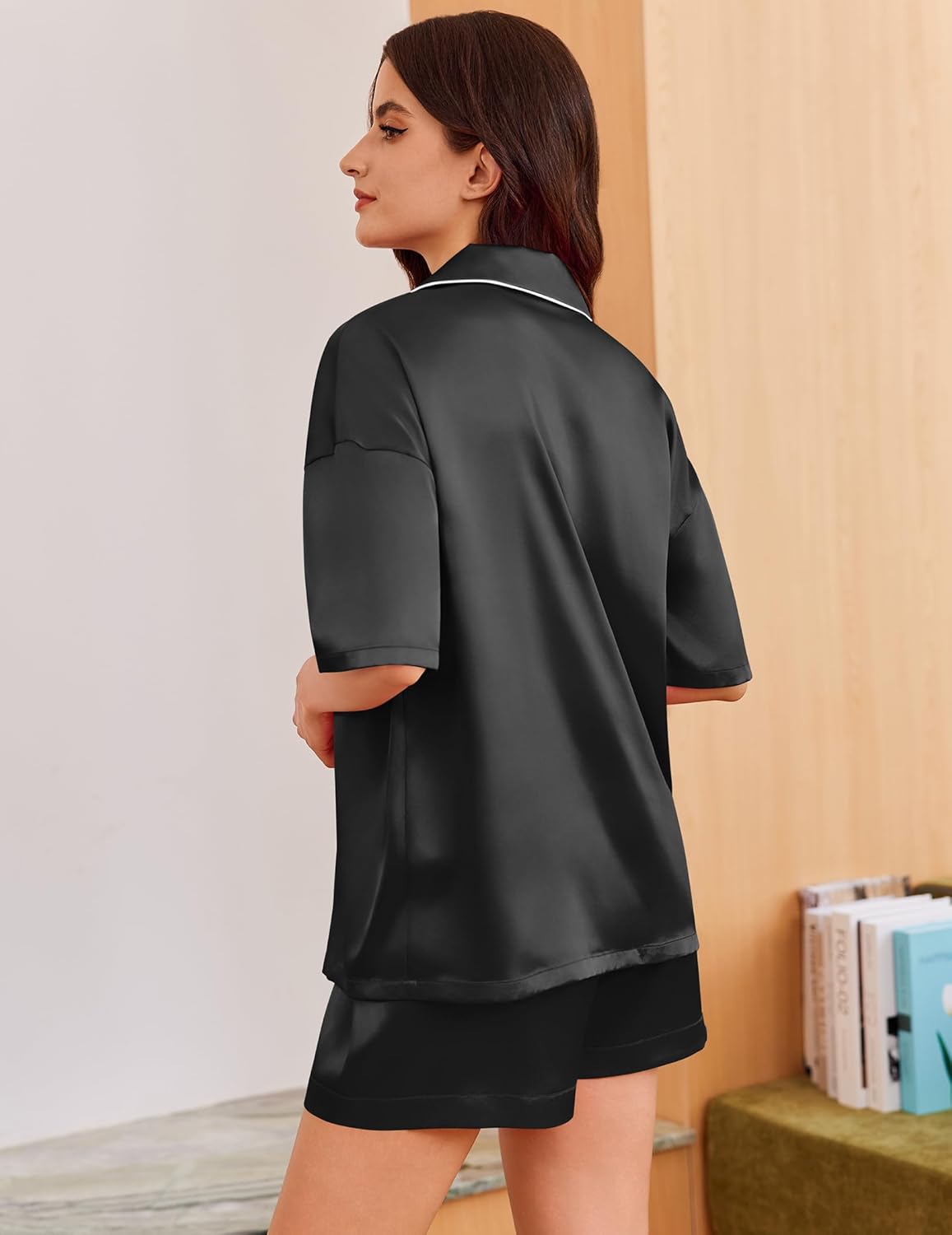 Schwarzer Satin-Pyjama 2-teilig, Rückansicht mit Kurzarmhemd und elastischer Taillenbund