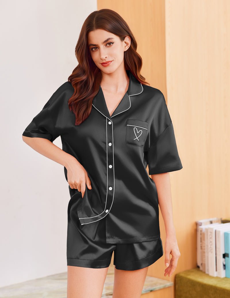 Schwarzer Satin-Pyjama 2-teilig mit Knopfleiste, Kontrastkante und Herzstickerei