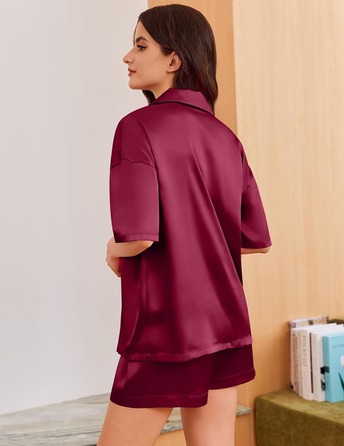 Bordeauxfarbener Satin-Pyjama 2-teilig, Rückansicht mit Kurzarmhemd und Shorts