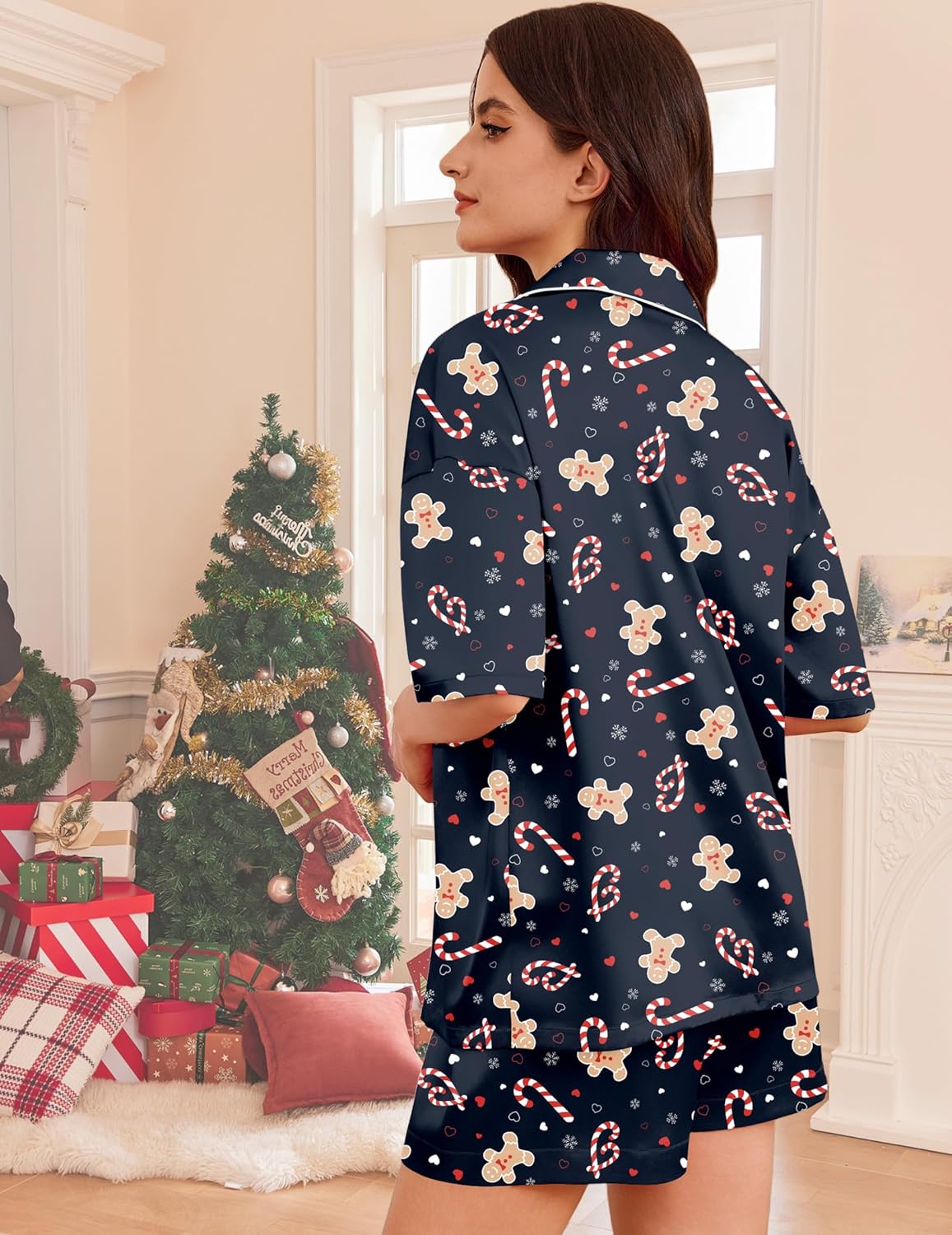 Dunkel gemusterter Satin-Pyjama 2-teilig, Rückansicht mit Kurzarmhemd und Shorts