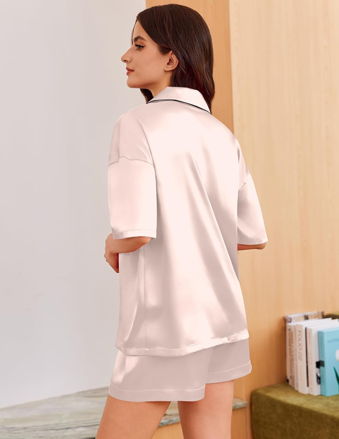 Champagnerfarbener Satin-Pyjama 2-teilig, Rückansicht mit Kurzarmhemd und Shorts