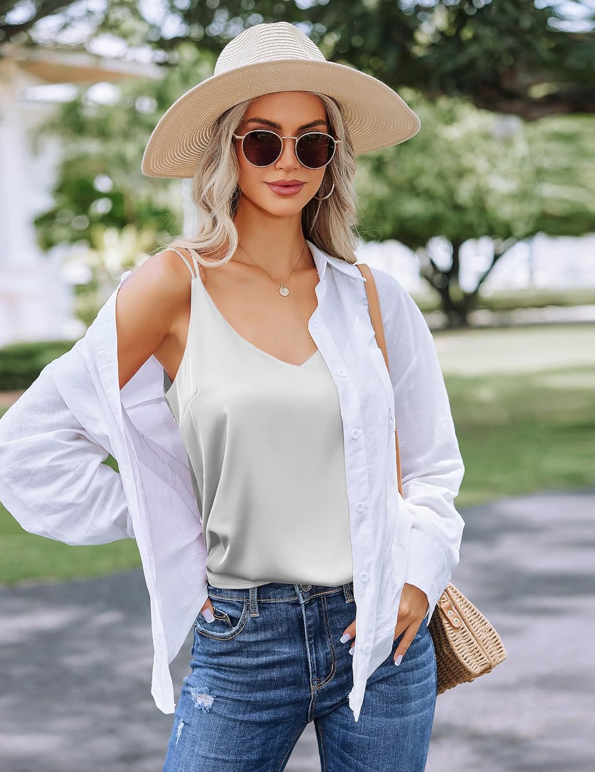 Weißer Satin-Camisole Tank mit V-Ausschnitt und schmalen Trägern