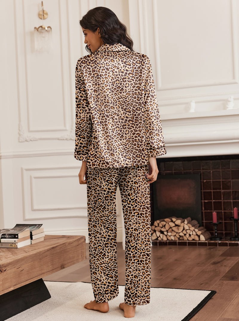 Rückansicht: Leopard Pyjama-Set aus Seidensatin, langes Knopfhemd & lange Hose