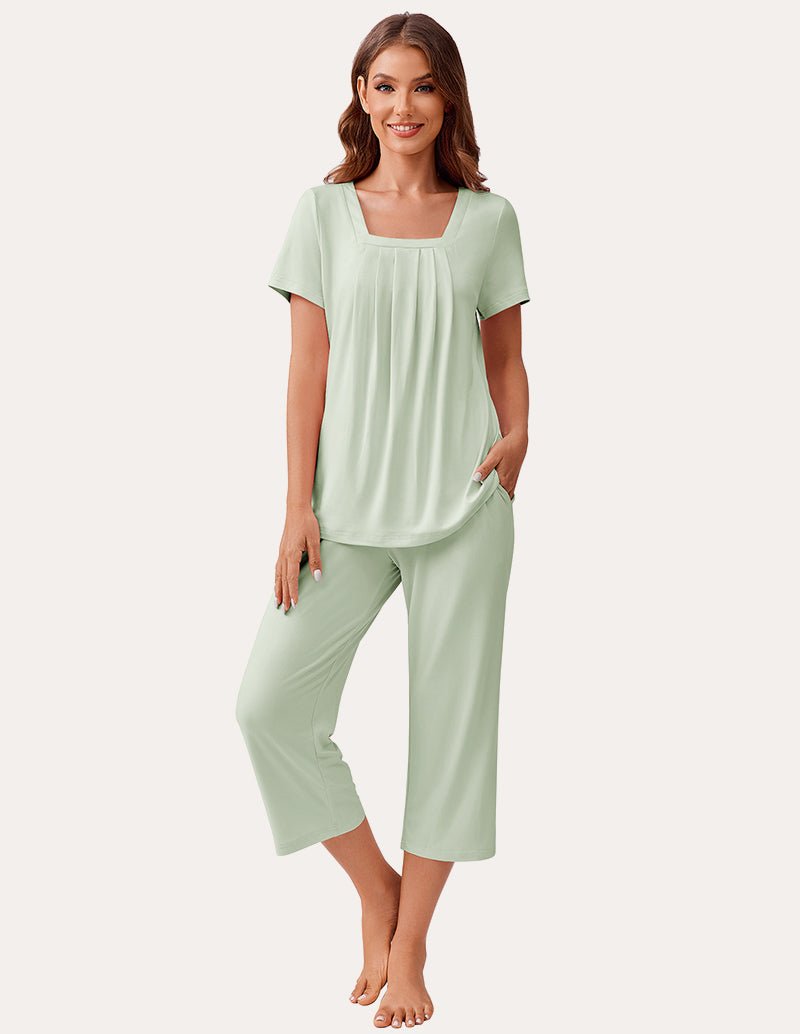 Soft square-neck pajama set in light green: short-sleeve top and cropped pants