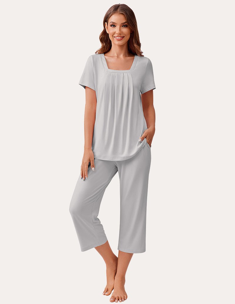 Soft square-neck pajama set in light gray: short-sleeve top and cropped pants