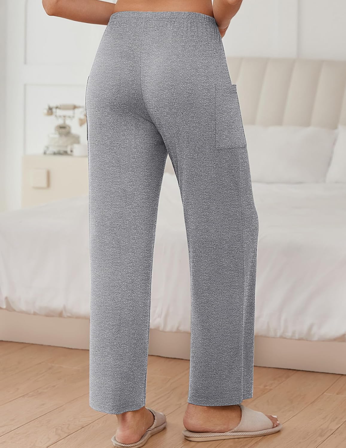Light gray sleep pants with side pocket, relaxed fit and elastic waistband