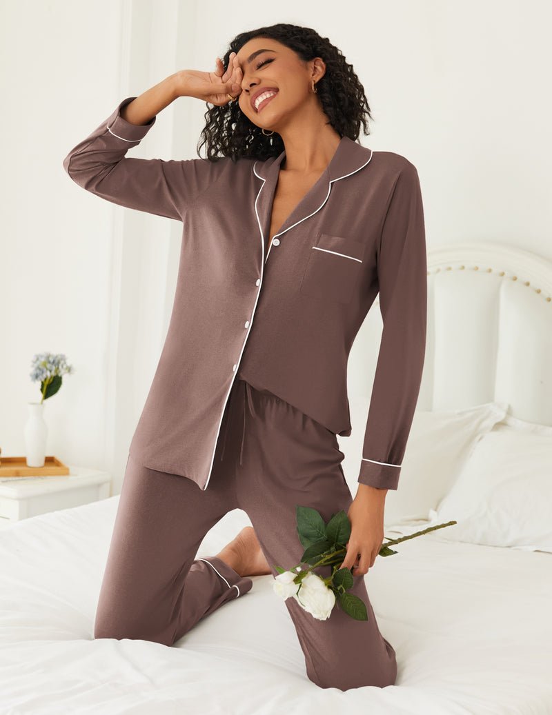Mauve Pyjama mit durchgehender Knopfleiste und Taschen; lange Hose mit Kontrastkanten