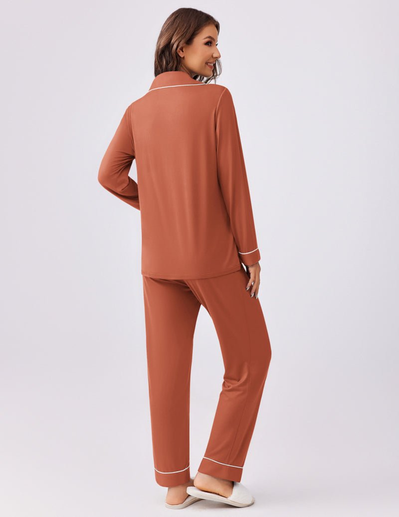 Rostbrauner Pyjama von hinten: langes Hemd und Hose mit Kontrastpaspeln an Bündchen/Beinenden