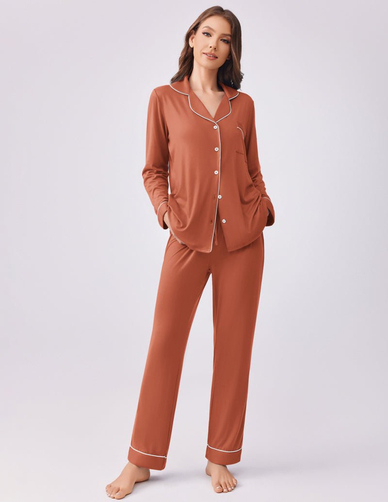 Rostbraunes Pyjama-Set mit Knopfleiste und Taschen; lange Hose mit kontrastierenden Kanten