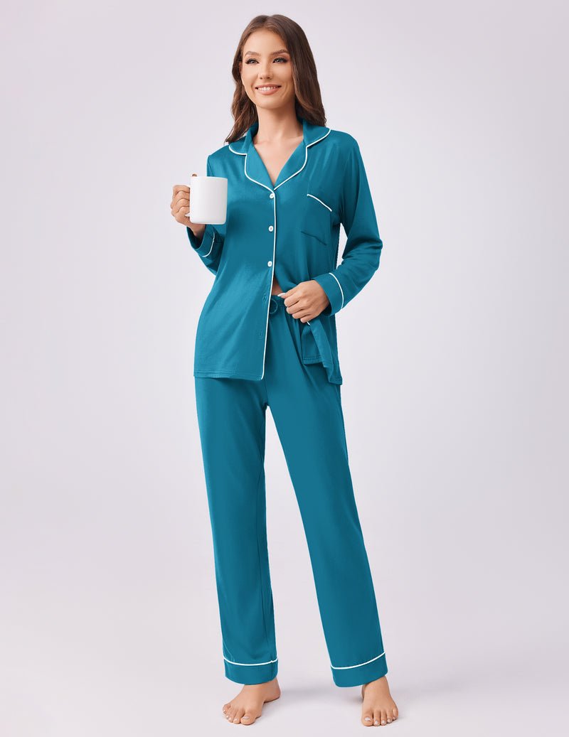 Türkis Pyjama-Set mit Knopfhemd und Brusttasche; lange Hose mit weißen Paspeln
