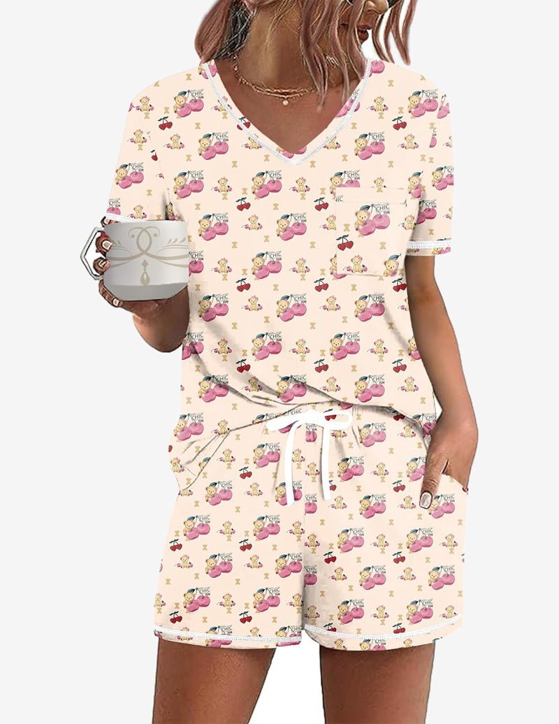 Teddy Cherry 3 Schlafanzug-Set: beiges Kurzarm-Top mit V-Ausschnitt und Bärenmuster-Shorts