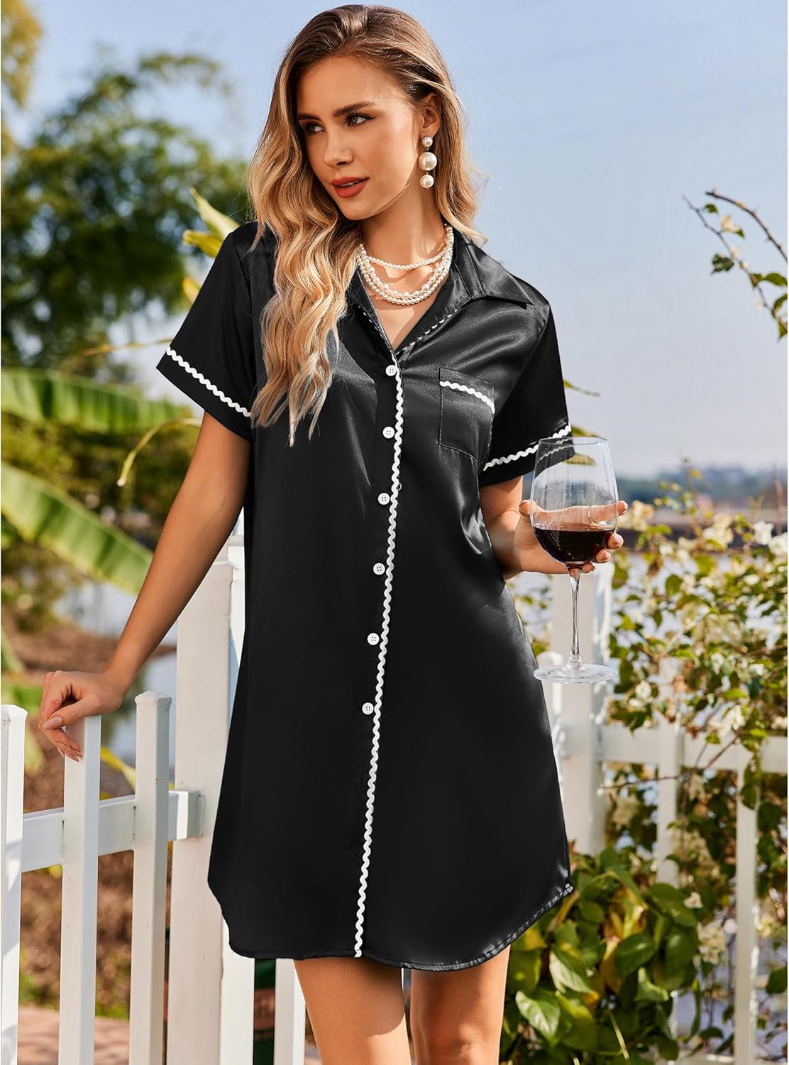 Satin-Nachthemd mit Knopfleiste, schwarz mit weißen Zierkanten, kurze Ärmel