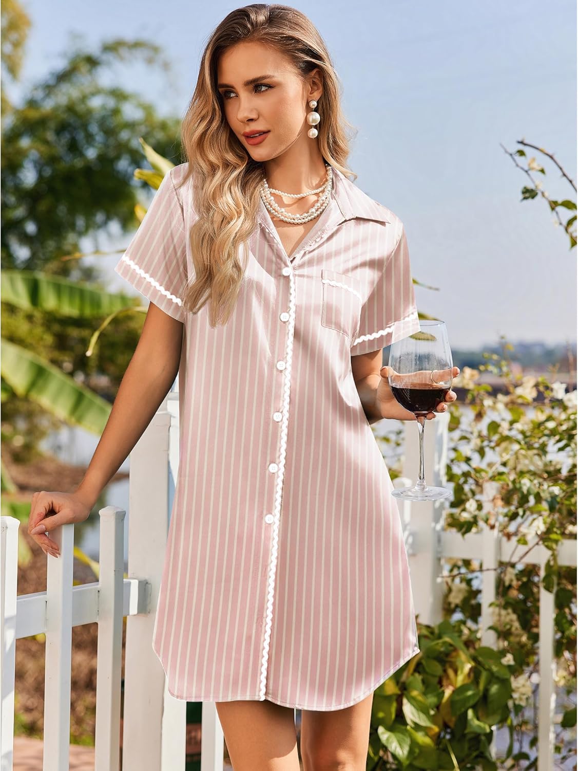 Kurzes Button-Down-Nachthemd, rosa-weiße Streifen, kurze Ärmel, Knöpfe vorne