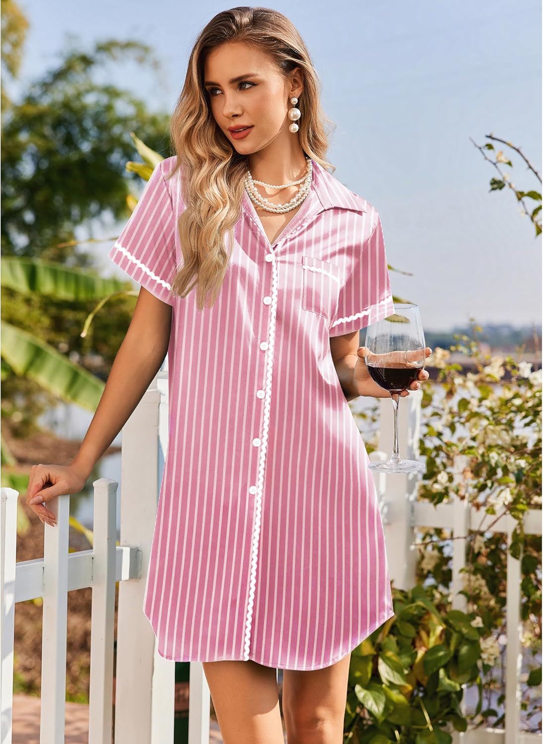 Kurzes Satin-Nachthemd mit Knopfleiste, rosa-weiße Streifen, Stehkragen