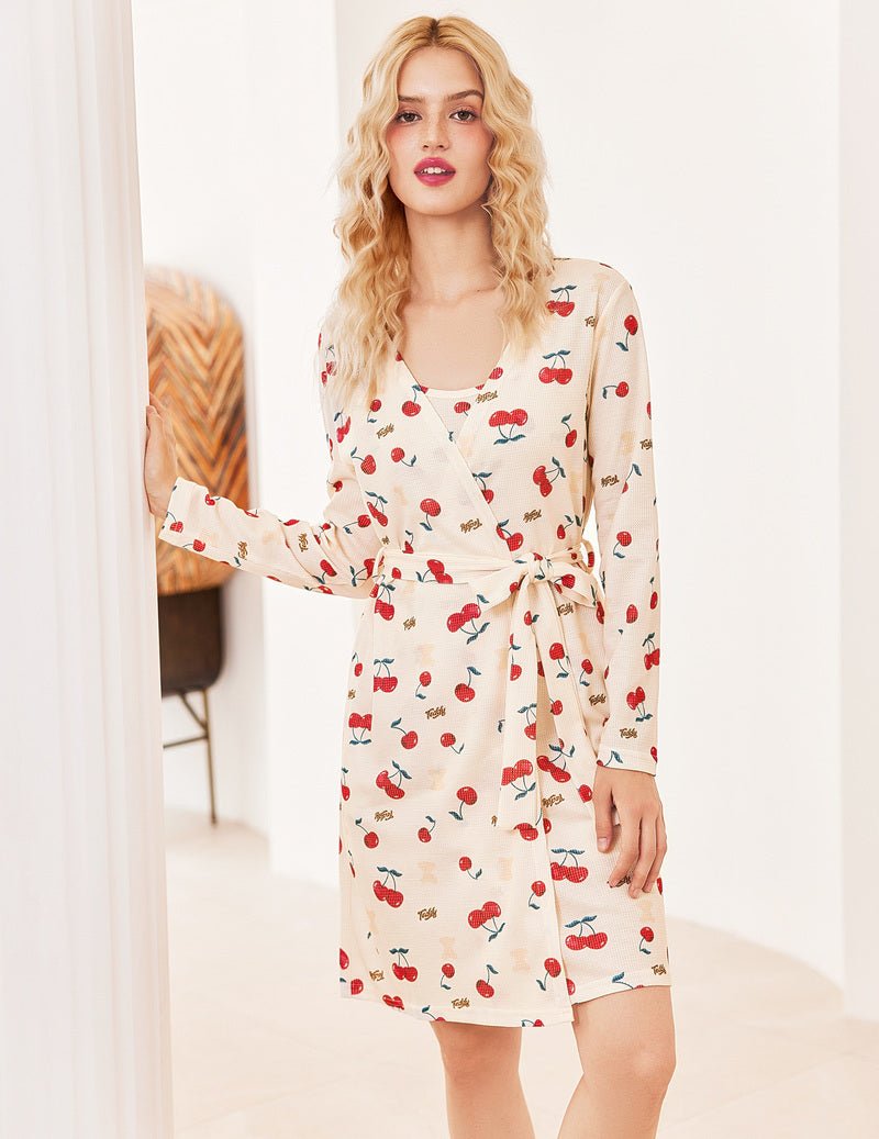Kirschenprint 3-teiliges Schlafset: Robe mit Bindegürtel über Trägerhemd und Shorts