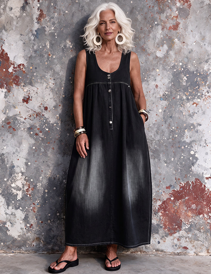 Black maxi overall dress with square neckline, sleeveless and button-front bodice