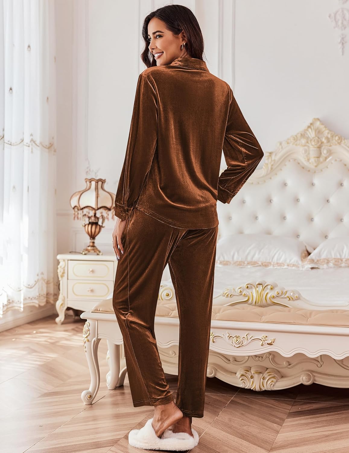 Braunes Velour Pyjama-Set Rückansicht, lange Ärmel und Hose