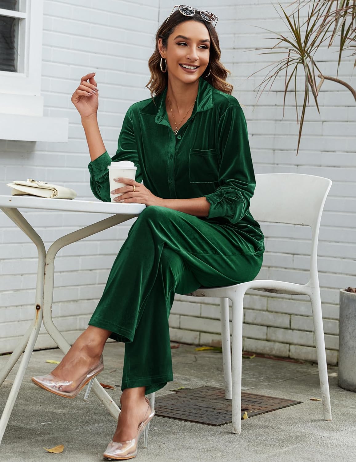 Grünes Velour-Pyjama-Set: Hemd mit Brusttasche und lange Hose