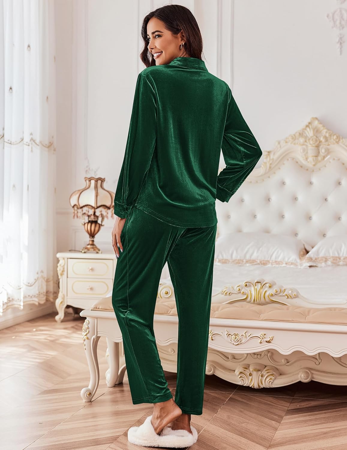 Grünes Velour-Pyjama-Set, Rückansicht: Langarmoberteil und lange Hose