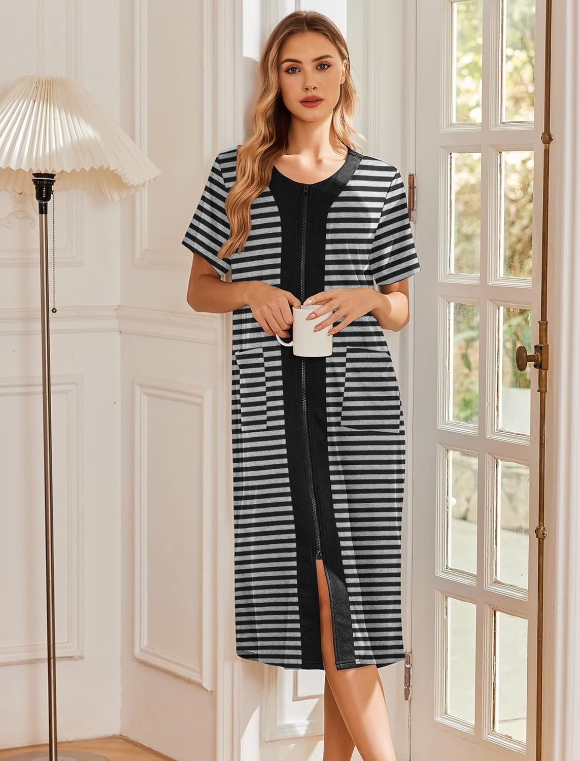 Zipper front bathrobe with short sleeves, black-and-white stripes, scoop neck and side slit