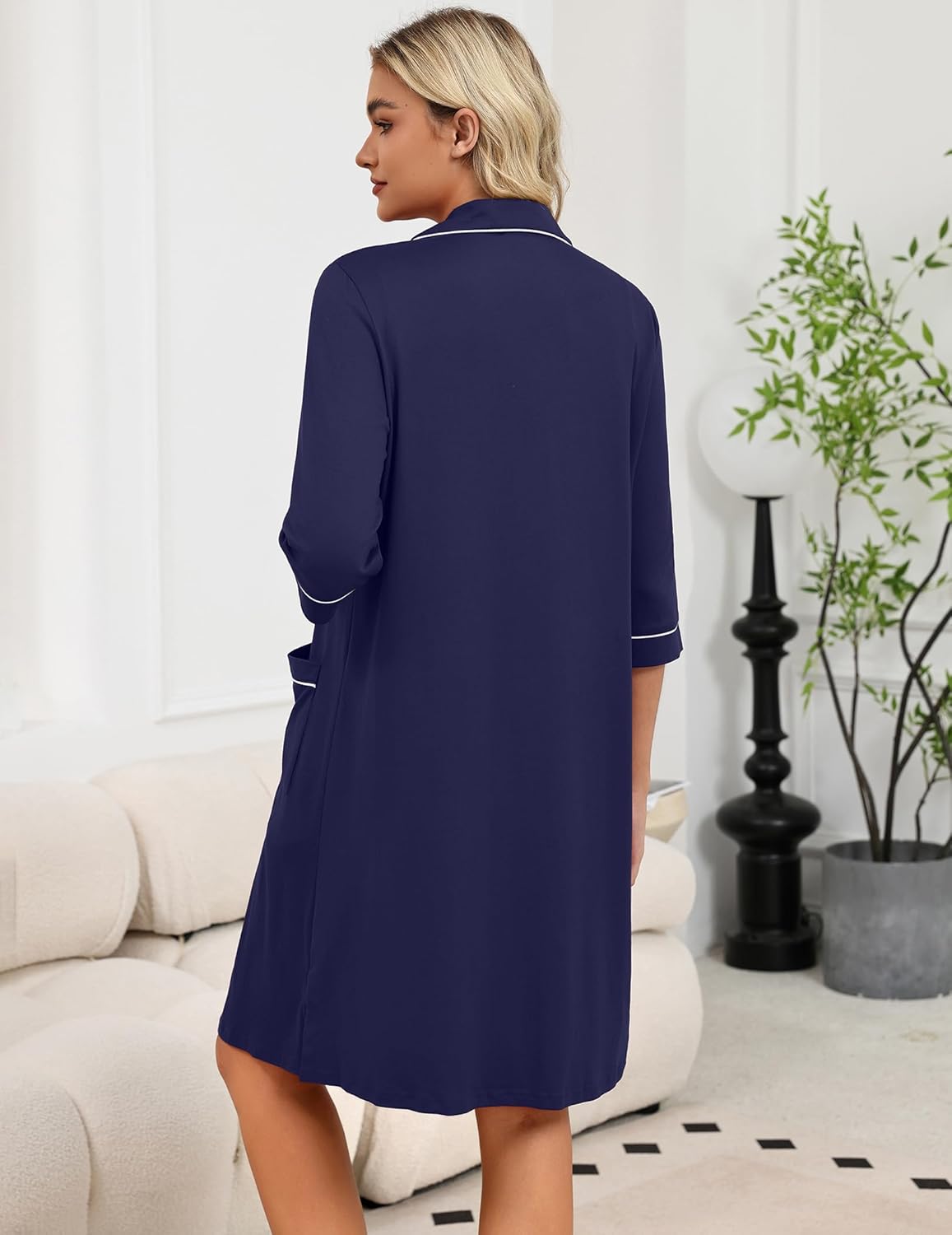 Damen-Zipper-Bademantel Rückansicht, 3/4 Ärmel, dunkelblau mit weißer Kante