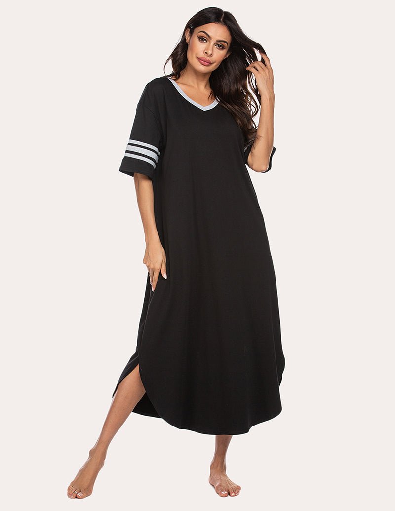 Schwarzes Nachthemd-Kleid mit V-Ausschnitt, kurzen Ärmeln und seitlichem Saumschlitz