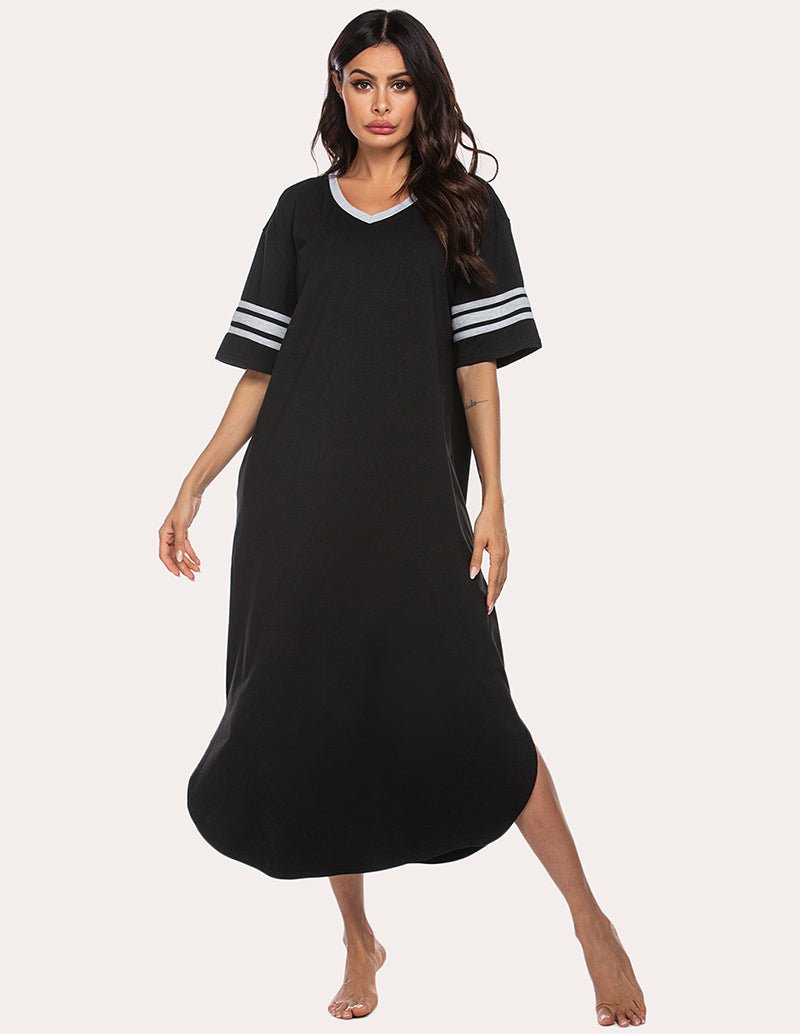 Schwarzes Nachtkleid mit V-Ausschnitt, kurzen Raglanärmeln und seitlichem Schlitz am Saum