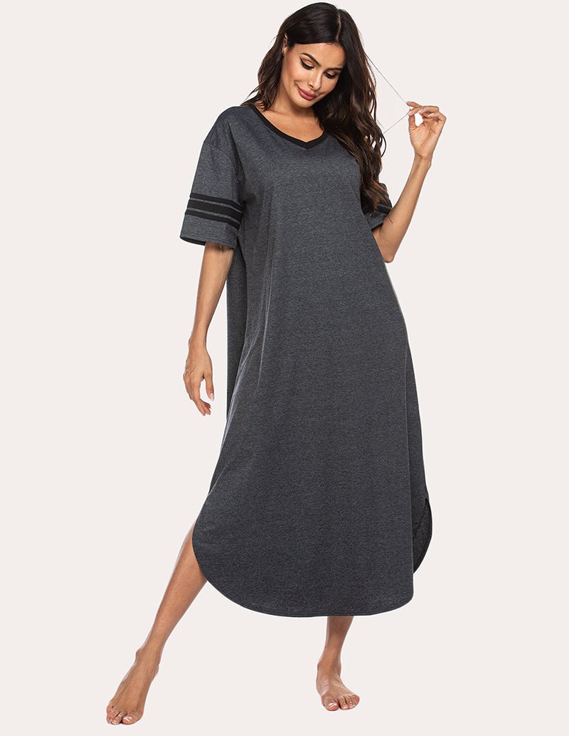 Dunkelgraues Nachthemd-Kleid mit V-Ausschnitt, kurzen Ärmeln und seitlicher Öffnung am Saum
