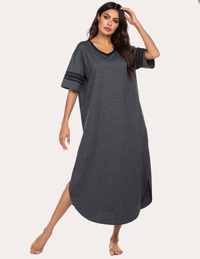 Comfort-Nachthemd in dunkelgrau meliert: V-Ausschnittkleid mit gestreiften Ärmelsäumen