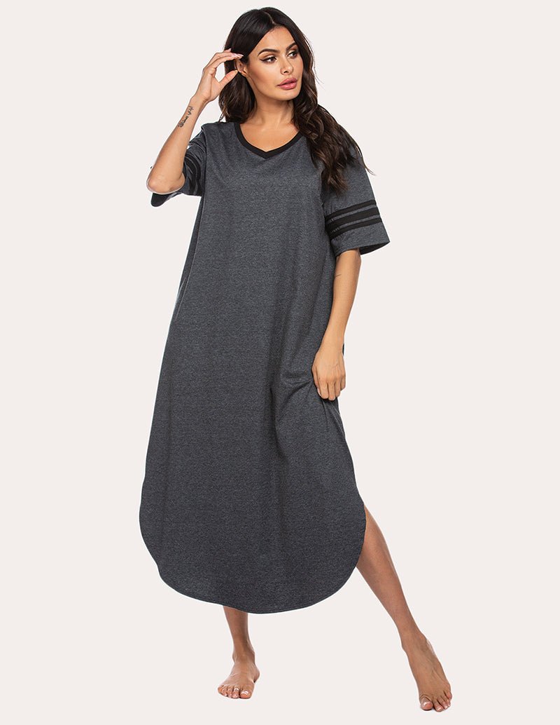 Dunkelgraues Nachthemd-Kleid mit V-Ausschnitt, kurzen Ärmeln und seitlichem Saumschlitz