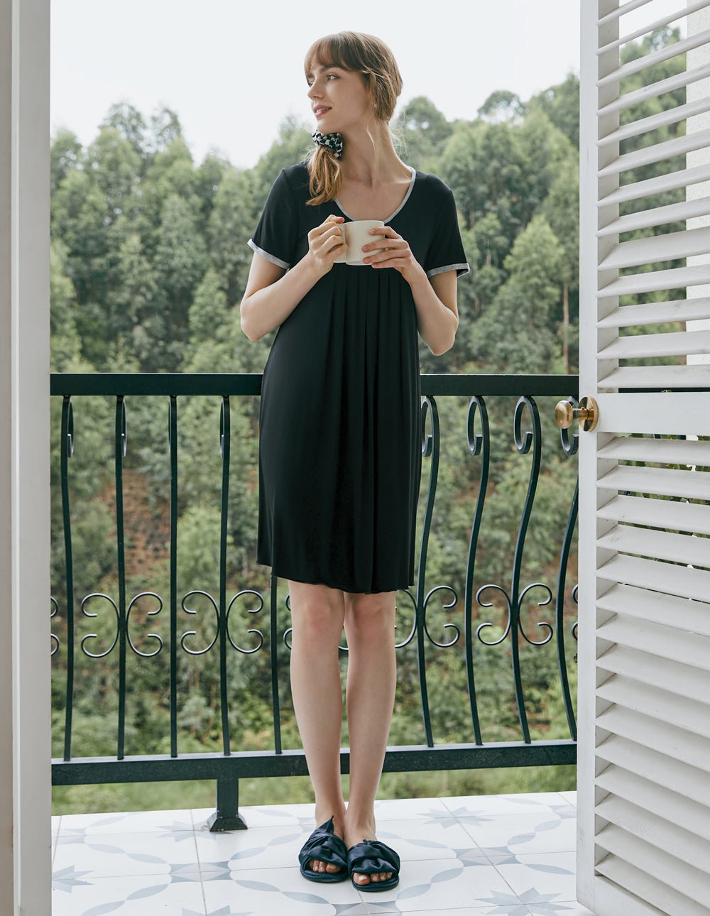 Pleated nightdress with short sleeves and contrast trim, dark color