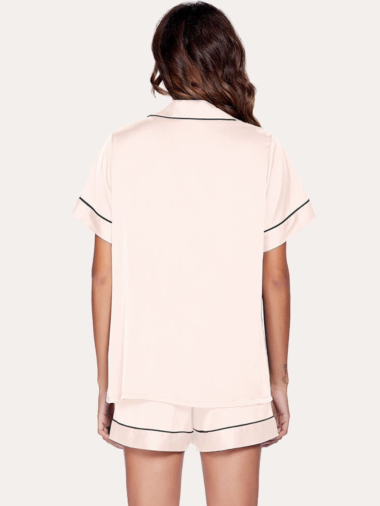 Beige Pink Satin Schlafanzug von hinten: Kurzarmhemd und Kurze Hose