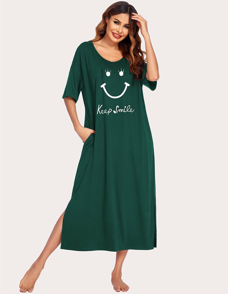 Dunkelgrünes Nachthemd mit Seitenschlitz, U-Ausschnitt, kurzen Ärmeln und „Keep Smile“-Print