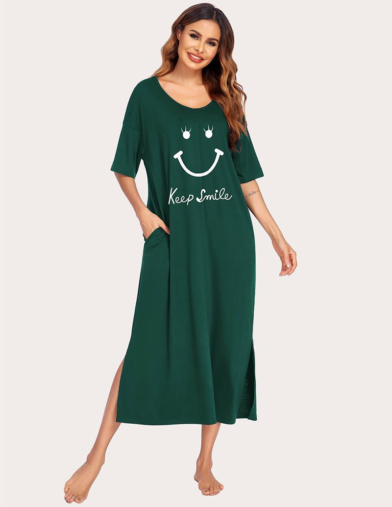 Dunkelgrünes Nachthemd mit Seitenschlitz, U-Ausschnitt, kurzen Ärmeln und Smiley-„Keep Smile“