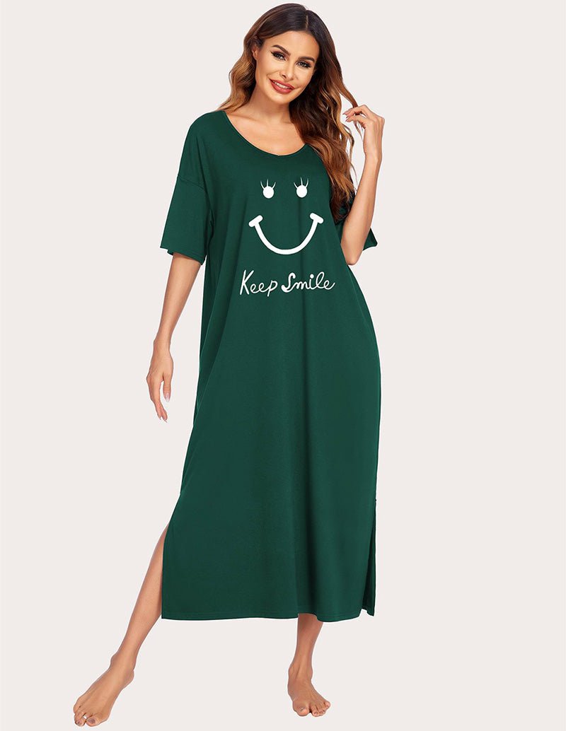 Dunkelgrünes Nachthemd mit Seitenschlitz und „Keep Smile“-Print, U-Ausschnitt, kurze Ärmel