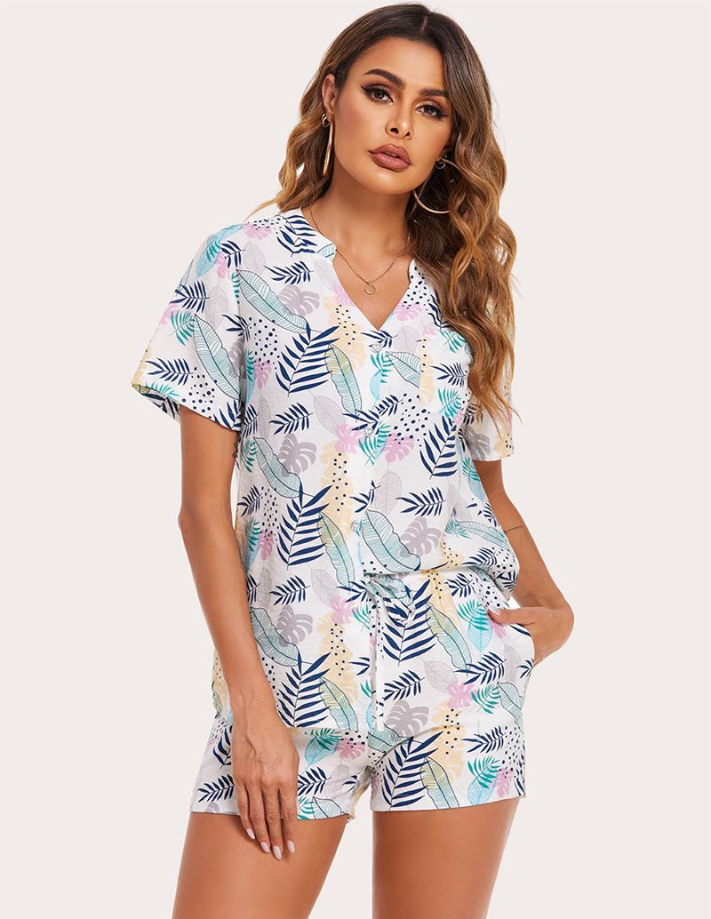 Softes Pyjama-Set mit V-Ausschnitt, weißem Grund und blau-grünem Blattmuster
