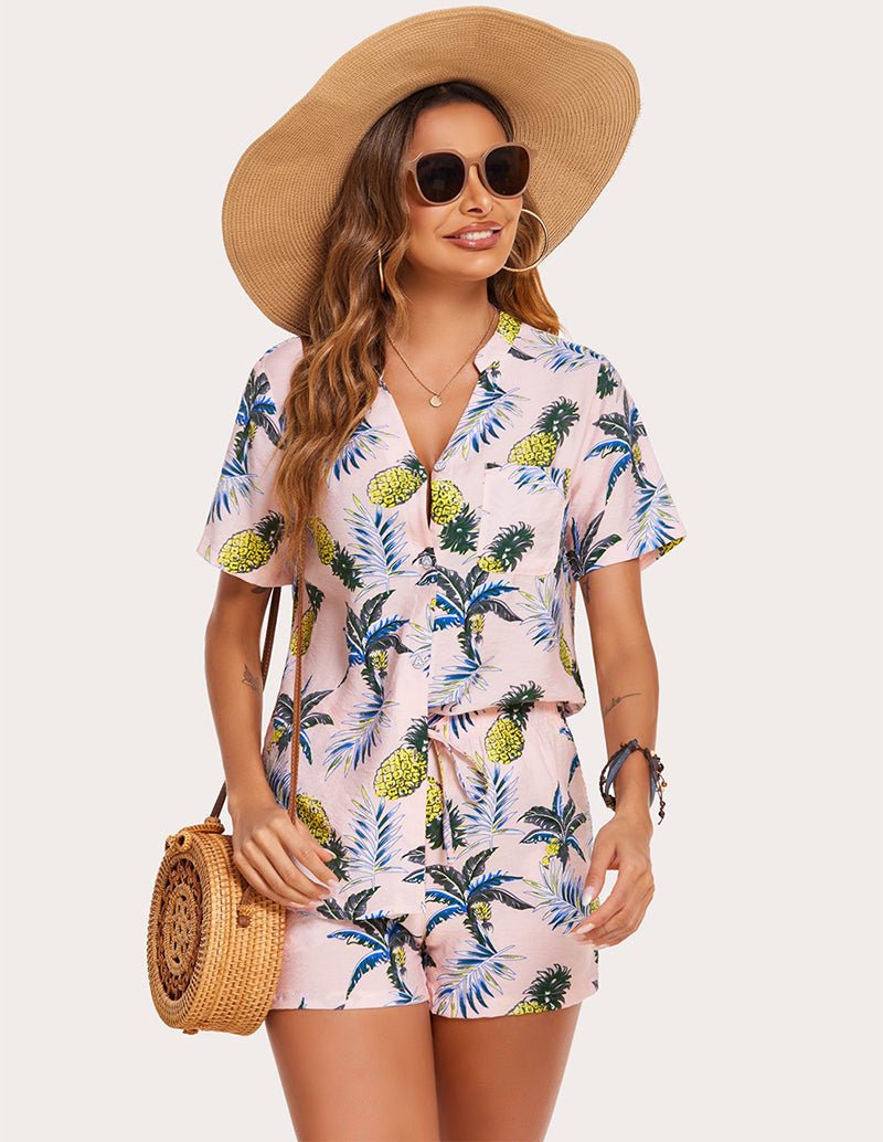 Pyjama-Set vorne: rosafarbener Stoff mit Ananas- und Tropenblattmuster
